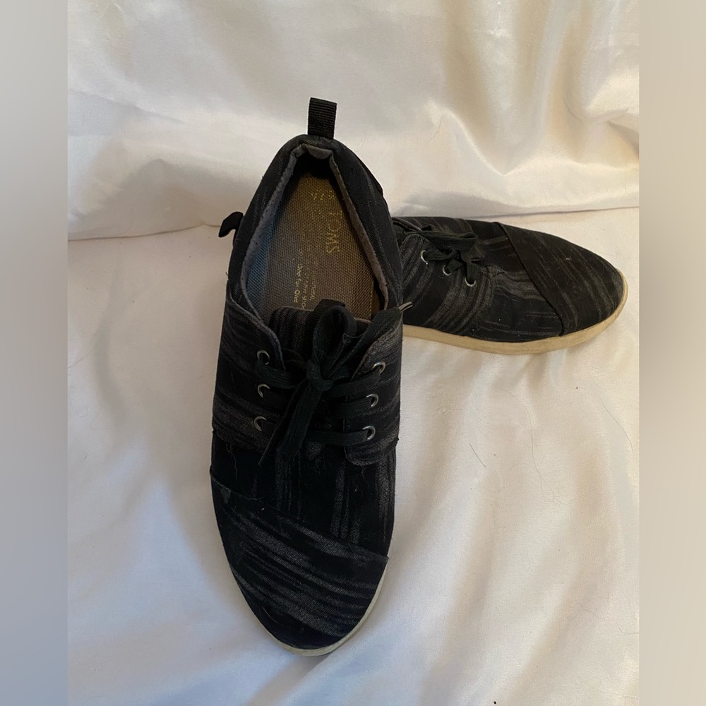 Tom runners Size 7.5 canvas grey and black